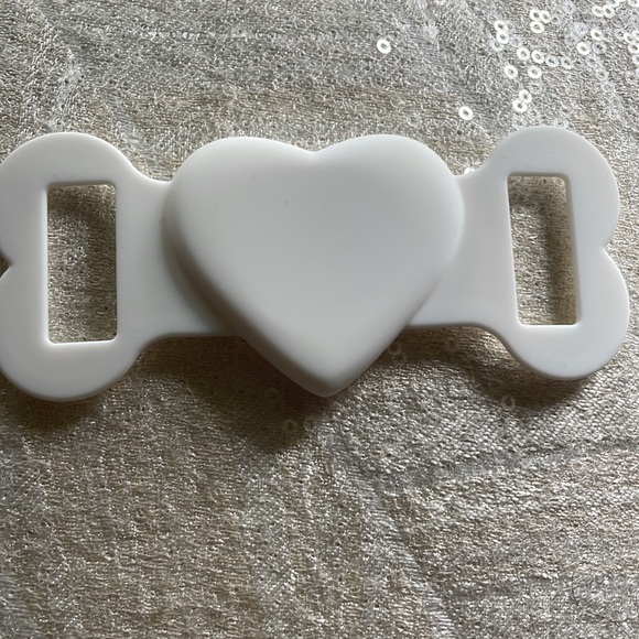 Apple air tag silicone case heart shaped for dog collars - Picture 3 of 4